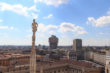 Katedral heykel ve Milan cityscape Torre Valesca ile görünümünü