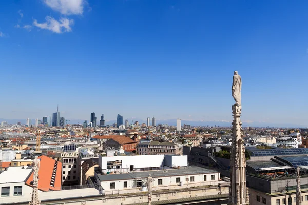 Domkyrkans staty och utsikt över Milano stadsbild — Stockfoto