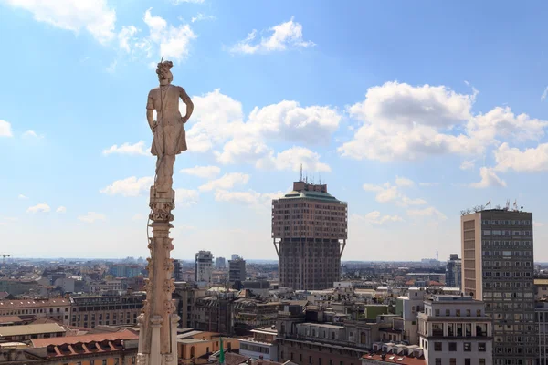 Katedra pomnik i widokiem na panoramę miasta Milan z Torre Valesca — Zdjęcie stockowe