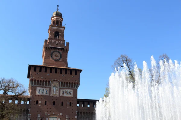 Filarete torony a Sforza kastély szökőkút Milánóban — Stock Fotó
