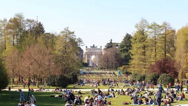 Parco Sempione (Simplon Park) en Milán con Arco de la Paz en el fondo — Foto de Stock