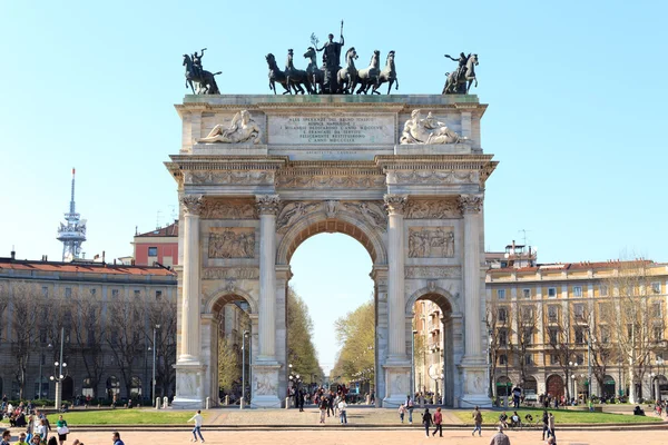 Huzur içinde Milan Porta Sempione kemer