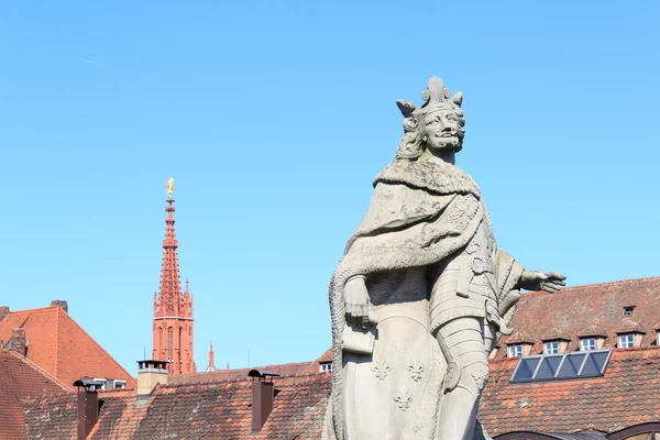 Posąg Pippin młodszy i wieży Marienkapelle w Würzburg, Niemcy — Zdjęcie stockowe