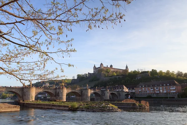 Фортеця Марієнберг і Alte Mainbrucke Вюрцбурга, Німеччина — стокове фото