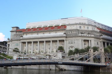 Cavenagh Köprüsü ve Fullerton bina, Singapore
