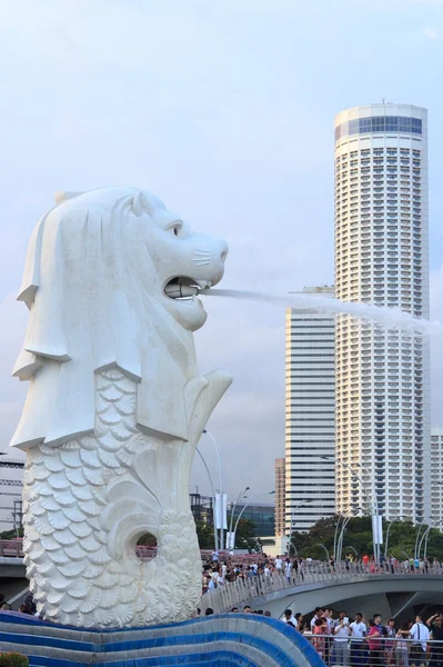 Merlion statue and Singapore skyline — Stock Photo, Image