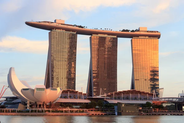 Marina bay sands hotel i solnedgången, singapore — Stockfoto