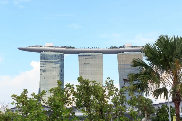 マリーナ ・ ベイ ・ サンズのホテルやヤシの木、シンガポール — ストック写真