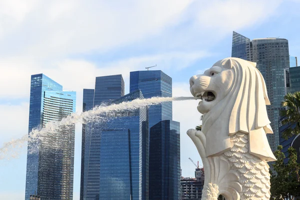マーライオン像は、シンガポールのスカイライン — ストック写真
