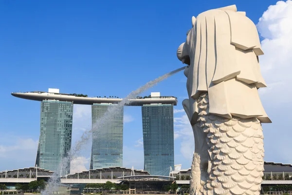 Estatua de Merlion y hotel de arenas Marina Bay, Singapur —  Fotos de Stock