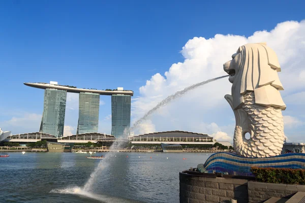 Merlion standbeeld en marina bay sands hotel, singapore — Stockfoto