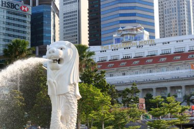 Merlion heykeli ve Singapur manzarası ile Fullerton Hotel
