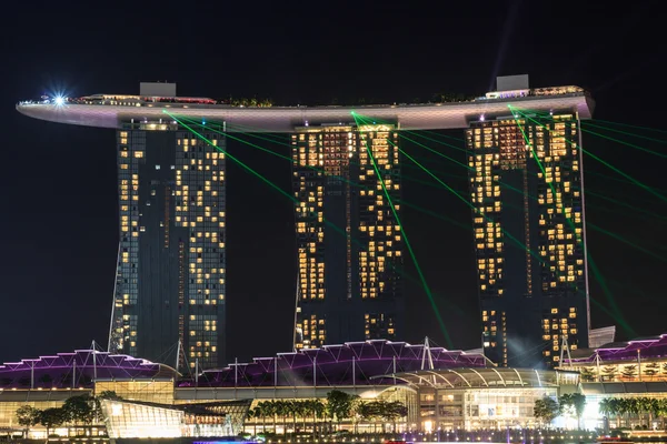 Hotel Marina Bay Sands con luz y espectáculo de láser en Singapur —  Fotos de Stock