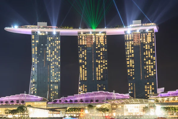Hotel Marina Bay Sands con luz y espectáculo de láser en Singapur —  Fotos de Stock