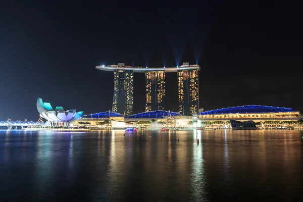 Marina Bay Sands hotel com show de luz e laser em Cingapura — Fotografia de Stock
