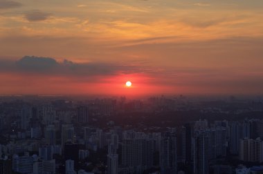 Singapur manzarası ile gökdelenler batımında Panoraması