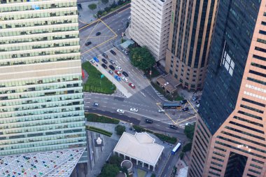 Aşağıya doğru sokaklara Singapur içinde gökdelenler arasında arabalı görüntülemek