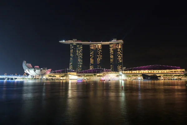Hotel Marina Bay Sands v noci se světelnou a laserovou show v Singapuru — Stock fotografie