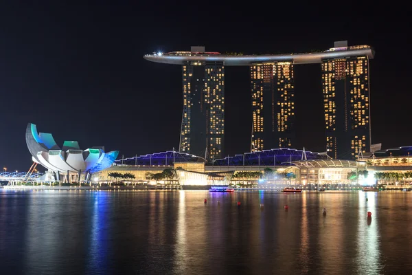 Hotel Marina Bay Sands por la noche con luz y espectáculo de láser en Singapur —  Fotos de Stock