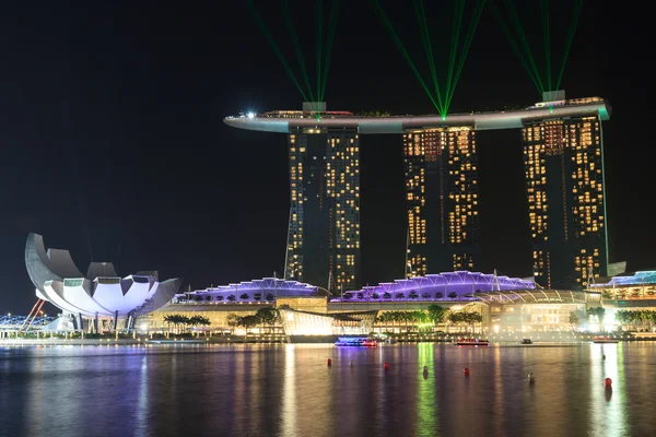 Hotel Marina Bay Sands v noci se světelnou a laserovou show v Singapuru — Stock fotografie