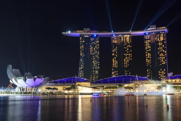 シンガポールで光とレーザーと夜のマリーナ ・ ベイ ・ サンズ ホテルを表示します。 — ストック写真
