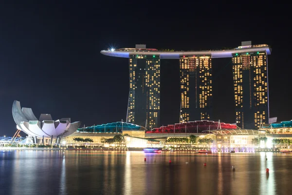 Hotel Marina Bay Sands por la noche con luz y espectáculo de láser en Singapur —  Fotos de Stock