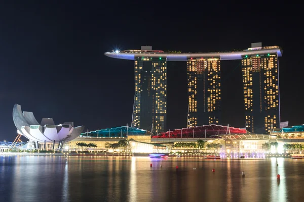 Marina Bay Sands hotel at night met licht en laser in Singapore weergeven — Stockfoto