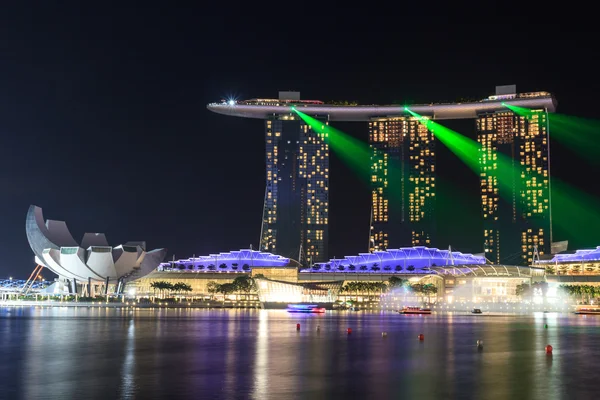 Marina Bay Sands hotel à noite com show de luz e laser em Singapura — Fotografia de Stock