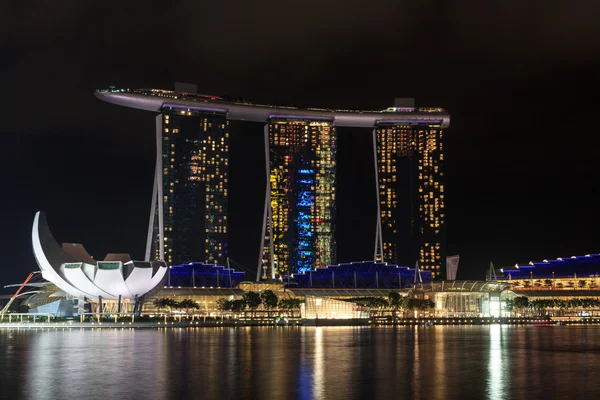 Hotel Marina Bay Sands y museo ArtScience por la noche en Singapur —  Fotos de Stock