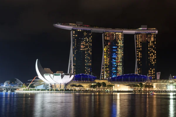 Hotel Marina Bay Sands a Artscience muzeum v noci v Singapuru — Stock fotografie