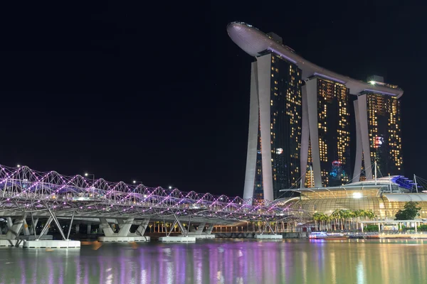 Puente Helix y hotel Marina Bay Sands en Singapur por la noche —  Fotos de Stock