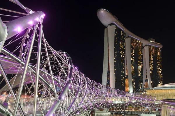 Ponte Helix e hotel Marina Bay Sands em Singapura à noite — Fotografia de Stock