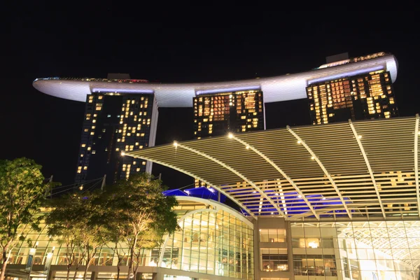 Las tiendas en Marina Bay Sands por la noche en Singapur —  Fotos de Stock