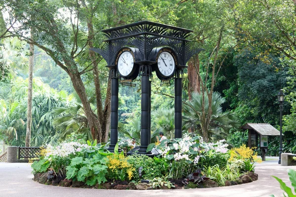 Мировые часы рядом с садом орхидей в Сингапуре — стоковое фото