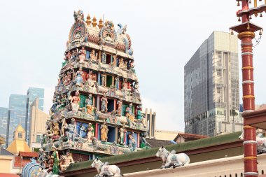 Gopuram kule Sri Mariamman Tapınağı Singapur