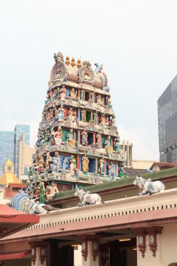 Gopuram kule Sri Mariamman Tapınağı Singapur