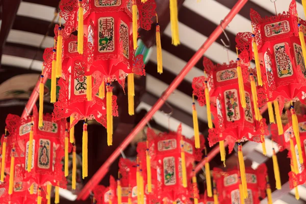 Närbild av röda kinesiska lyktor i buddhistic tempel i chinatown, Singapore — Stockfoto