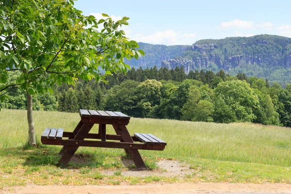 Bänk och klippor Affensteine med blå himmel i sachsiska Schweiz — Stockfoto