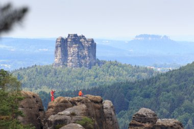 Kaya tırmanışçısı Sakson İsviçre Falkenstein önünde