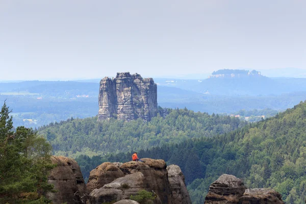 Скеля climber перед Falkenstein у саксонської Швейцарії — стокове фото