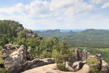 Carolafelsen Schrammsteine ve Falkenstein Sakson İsviçre doğru görünümünden