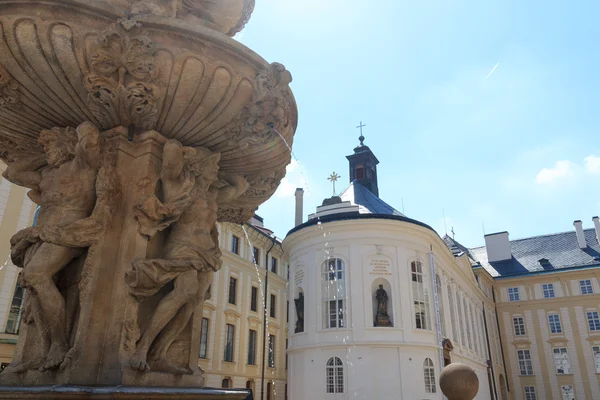 Kapell av den heliga korset i Pragborgen med blå himmel — Stockfoto