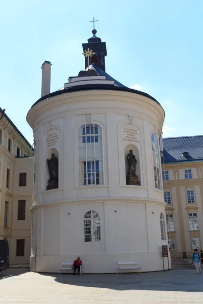 Fuente de Kohl y capilla de la Santa Cruz en el Castillo de Praga — Foto de Stock