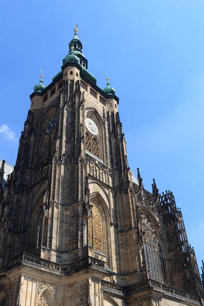 St Vitus Cathedral steeple i Pragborgen — Stockfoto