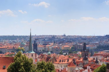 Charles Köprüsü ile Prag cityscape ışığında görünümünü