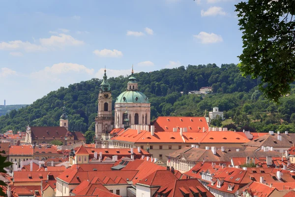 Panorama de Mala Strana (Petite Ville) et de l'église Saint-Nicolas, Prague — Photo