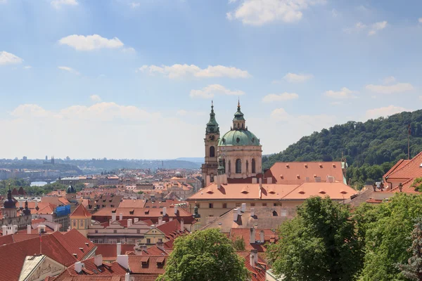 Panorama över Mala Strana (Lillsidan) och St Nicholas-kyrkan, Prag — Stockfoto