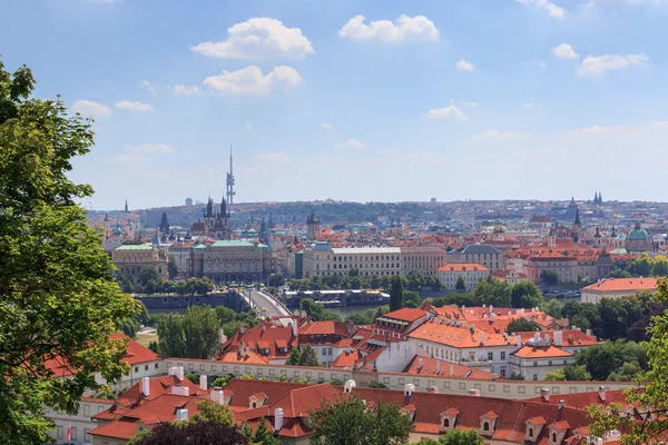 Utsikt över Prag stadsbilden med floden Vltava i solsken — Stockfoto