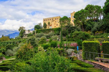 Merano, Güney Tyrol, İtalya yakınlarında dağ manzaralı Trauttmansdorff Şatosu Bahçeleri 