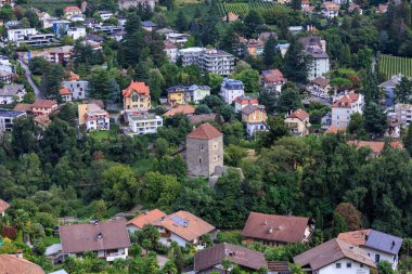 Zenoberg Dağı 'ndaki San Zeno Kalesi (Zenoburg) Güney Tyrol, İtalya' daki Tirol köyünde (Dorf Tirol)
